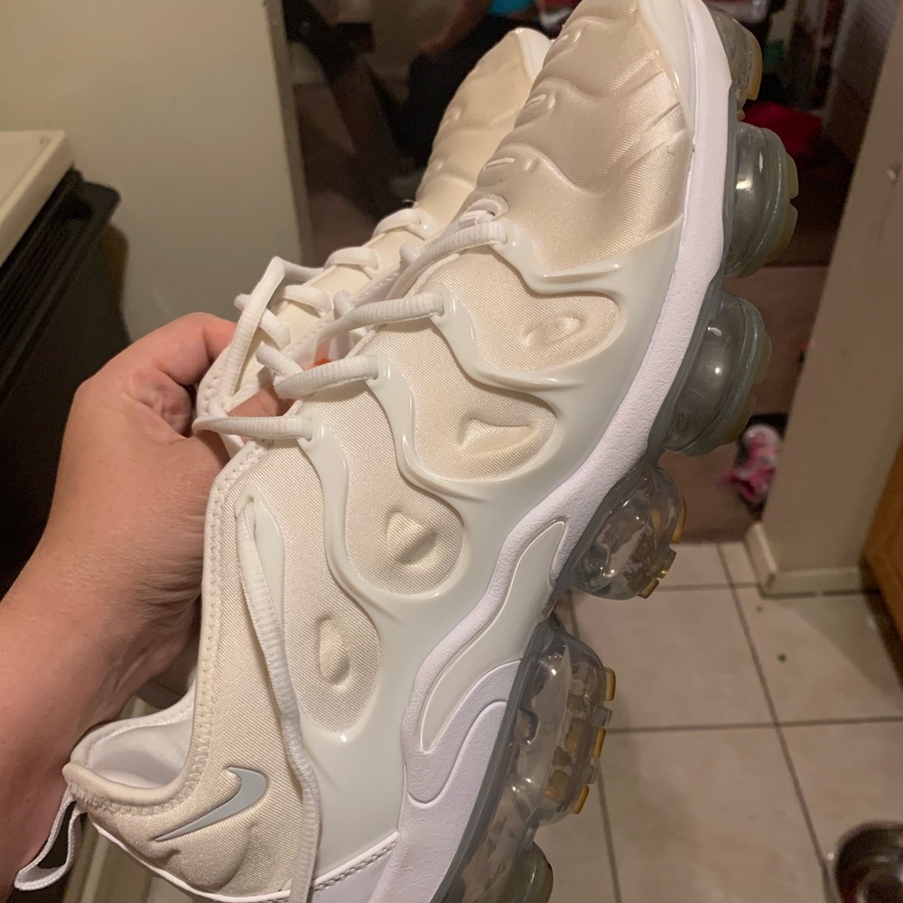 White vapormax
